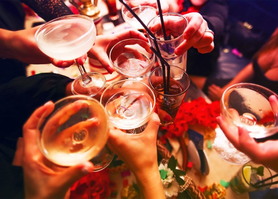 Nếu thường xuyên uống vài ly cocktail có đường sẽ làm da mất nước, gây viêm và không tốt cho sức khỏe làn da của bạn.
