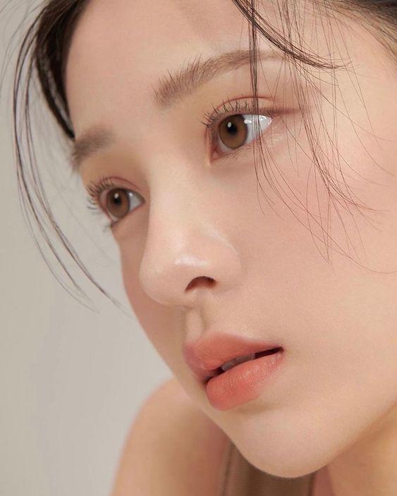 Bạn nên thoa huyết thanh axit hyaluronic lên làn da mới được làm sạch vào ban đêm để mang lại cho làn da của bạn vẻ ngoài ngậm nước hơn.
