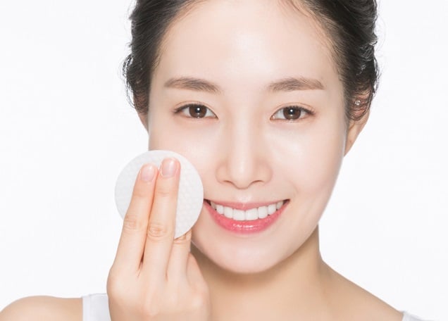 Mặt nạ giấy cũng là một phần không thể thiếu trong quy trình dưỡng da để cấp độ ẩm tức thì cho làn da.