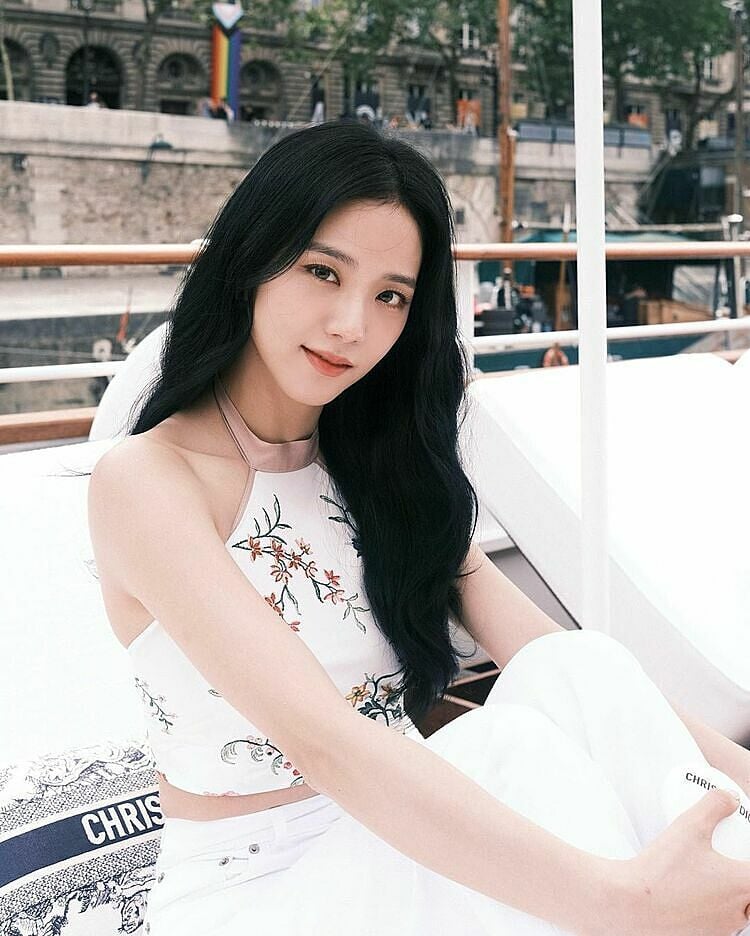 Để tránh tình trạng tóc bù xù, hãy thường xuyên cắt tỉa và chăm sóc tóc đúng cách. Sử dụng dầu dưỡng hoặc serum để giữ cho tóc luôn bóng mượt và dễ quản lý.