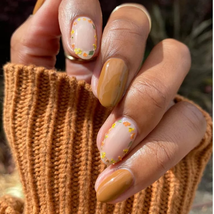 Nail hoa vàng cam sẽ là lựa chọn giúp bạn “ôm trọn” mùa Thu vào trong tay.