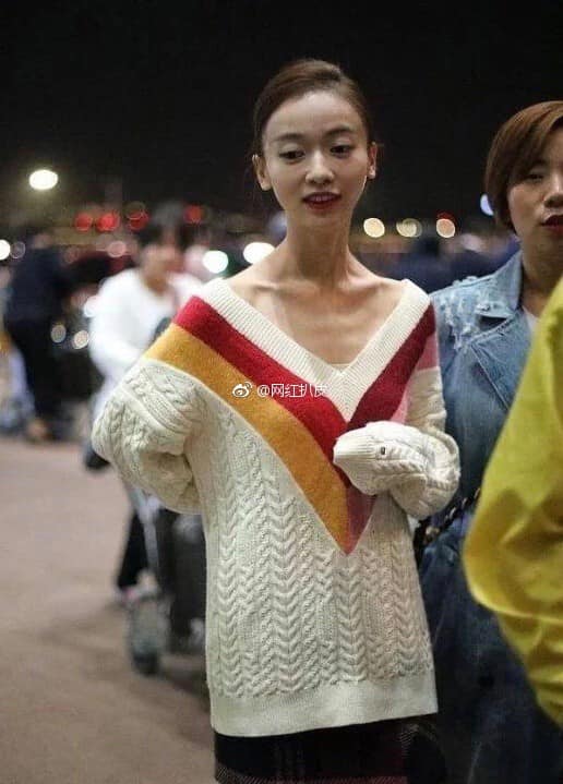 Cô nhiều lần gây thất vọng khi lộ vóc dáng gầy gò kém đẹp, body xương xẩu và nhan sắc không thực sự như kỳ vọng.
