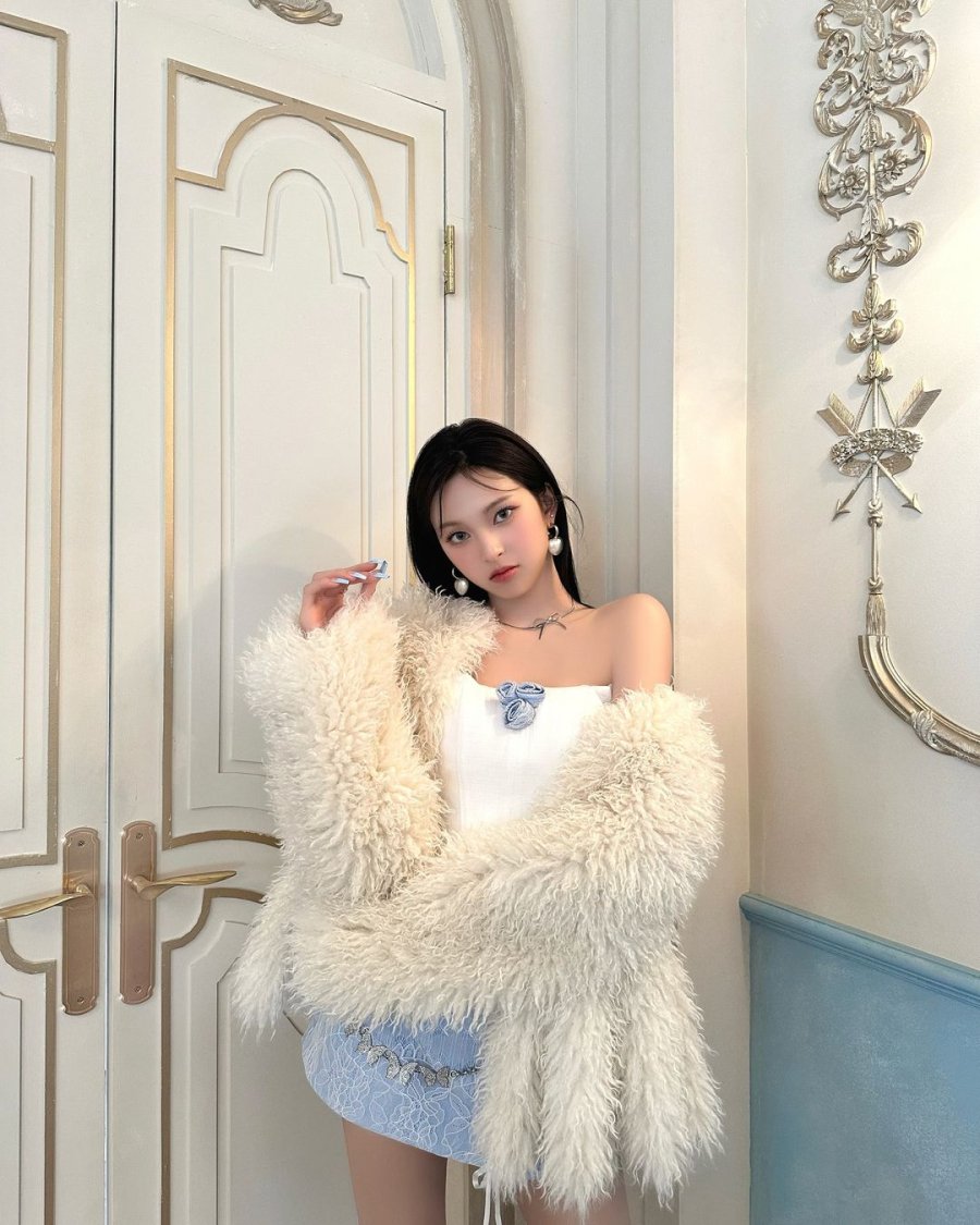 Cô nàng chú ý làn da căng bóng, mịn màng nhưng lớp nền sẽ được đánh lì hơn để tạo cảm giác mạnh mẽ.