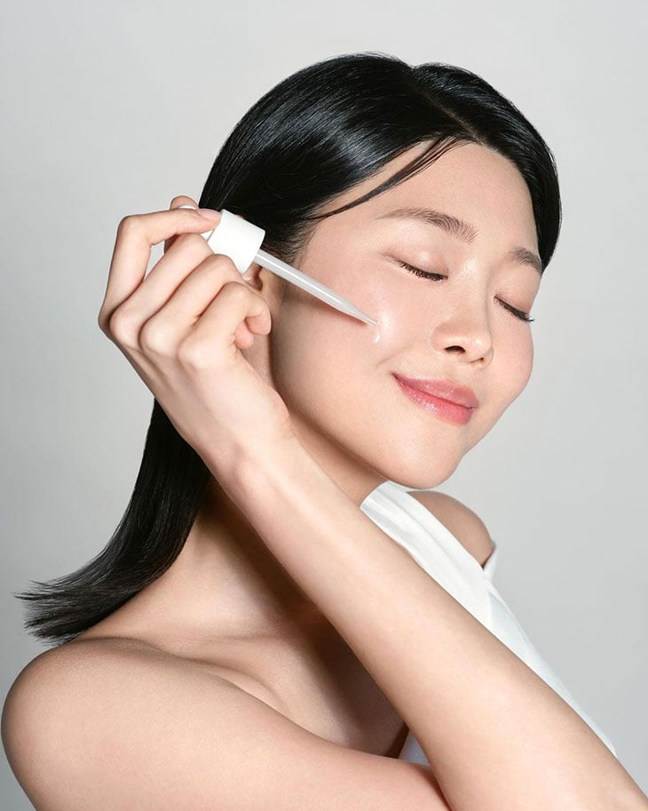 Serum cung cấp nồng độ cao hơn các hoạt chất chuyên biệt, giúp giải quyết nhanh chóng các vấn đề như nếp nhăn, đốm đen và mụn.