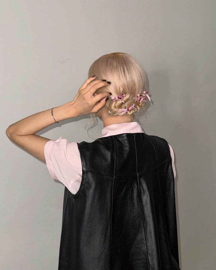 Rosé khéo léo tết tóc và tạo thành hai búi nhỏ duyên dáng, tạo nên nét thanh thoát