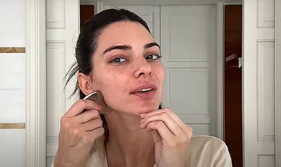 Theo Kendall Jenner, cô sẽ sử dụng dầu dừa tự nhiên vì rất dày và đặc nên khiến đá dễ dàng trượt trên da mặt.