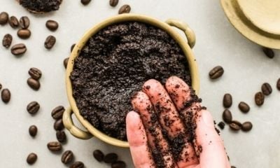 Hạt cà phê nhẹ nhàng chà xát trên da sẽ kích thích lưu thông máu, giúp làn da trở nên mềm mại và tươi sáng.