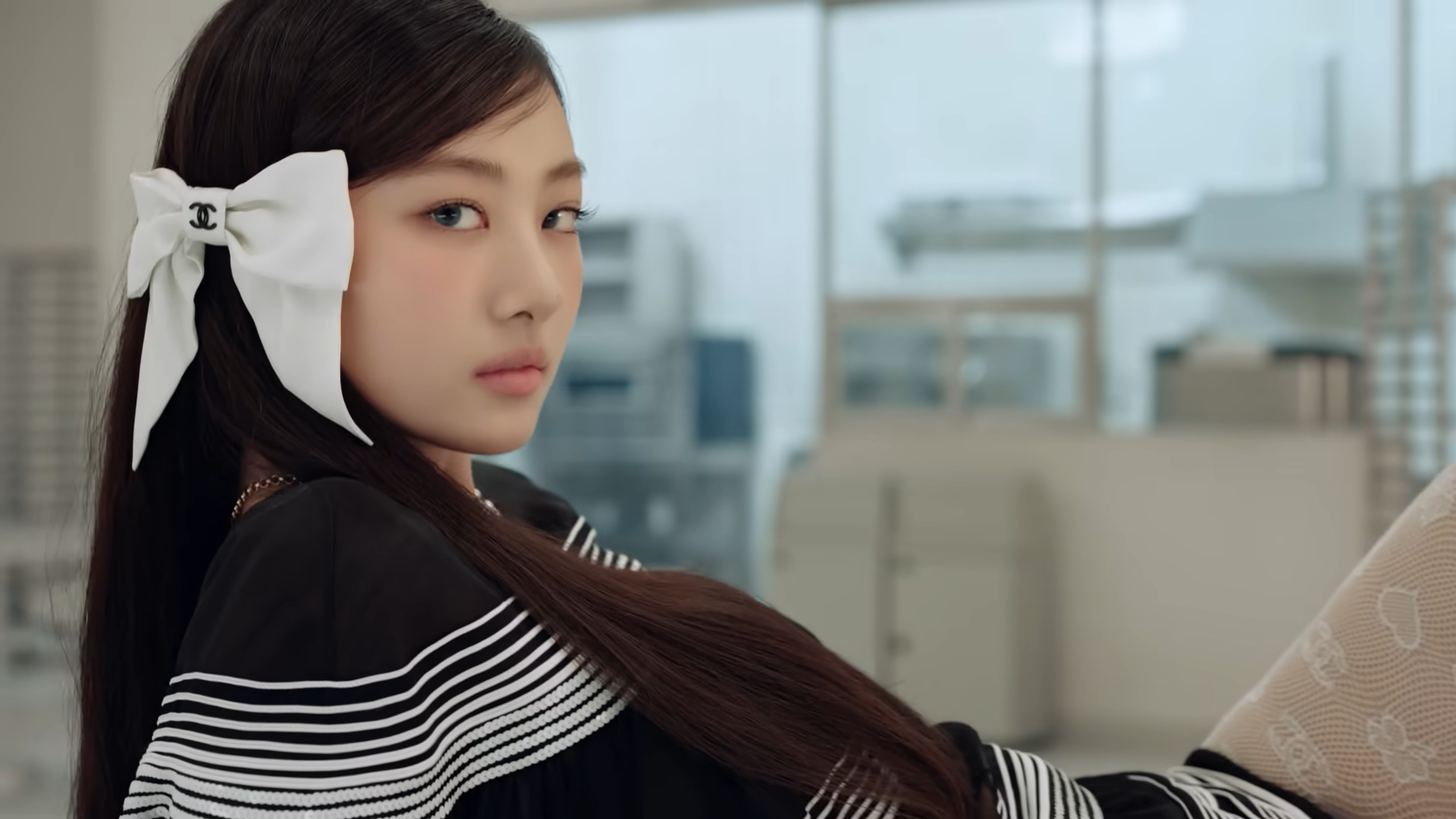 thành viên Gawon tóc đính kẹp nơ Chanel