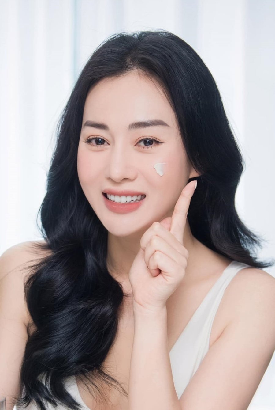 Cô nhận được nhiều lời khen ngợi với làn da trắng sáng, mịn màng, không chút khuyết điểm