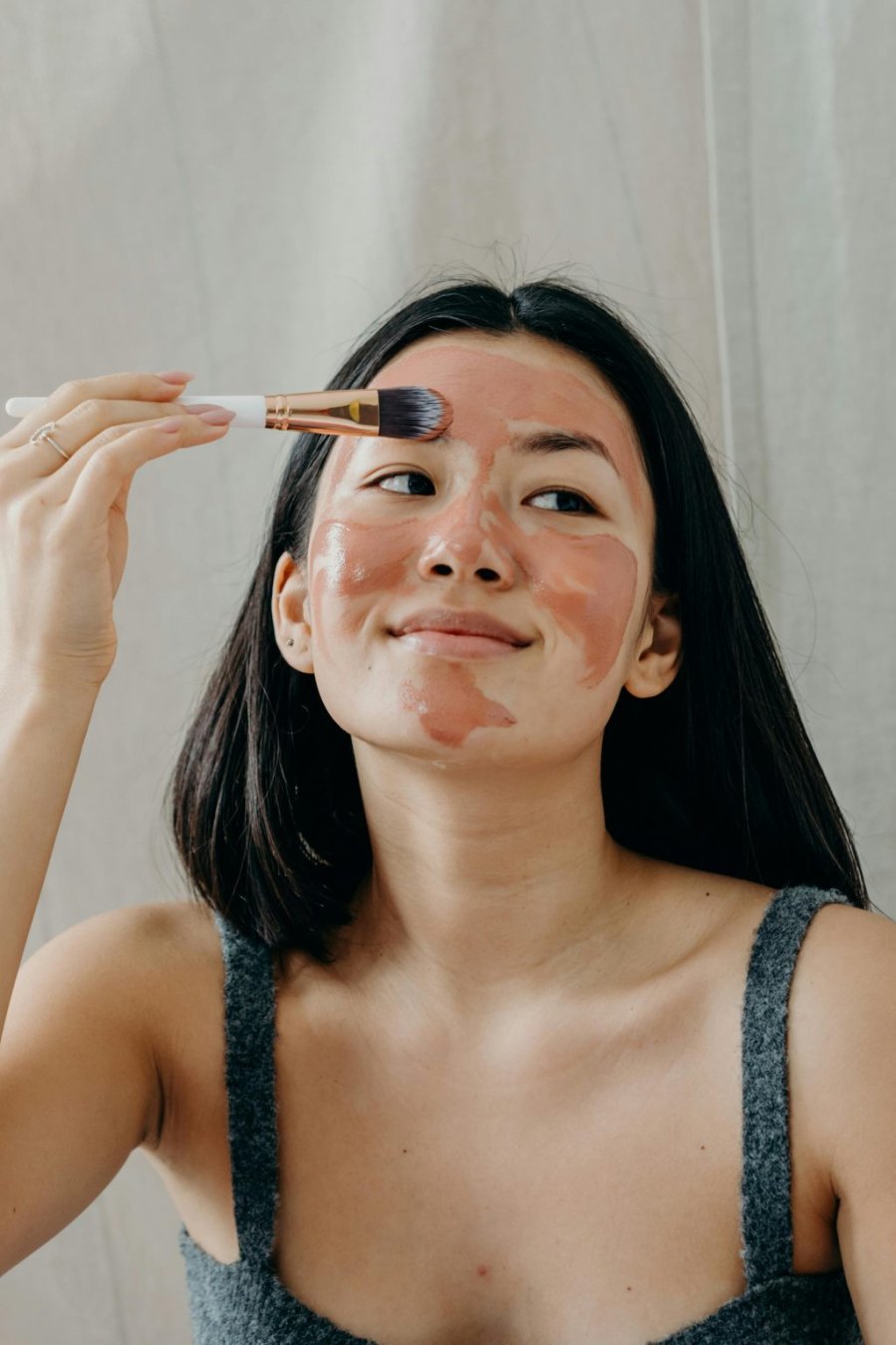 Có thể thấm khăn đá lạnh rồi chườm nhẹ nhàng lên từng vùng da.