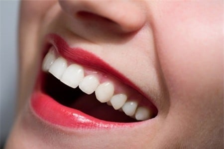 Vỏ các loại trái cây như chuối, cam hoặc chanh chứa axit citric, có tác dụng làm trắng răng tự nhiên.