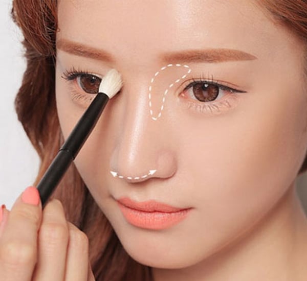 Chì kẻ chân mày thường có dạng bút chì với đầu nhọn, cho phép bạn dễ dàng tạo ra các nét kẻ tinh tế và chính xác.