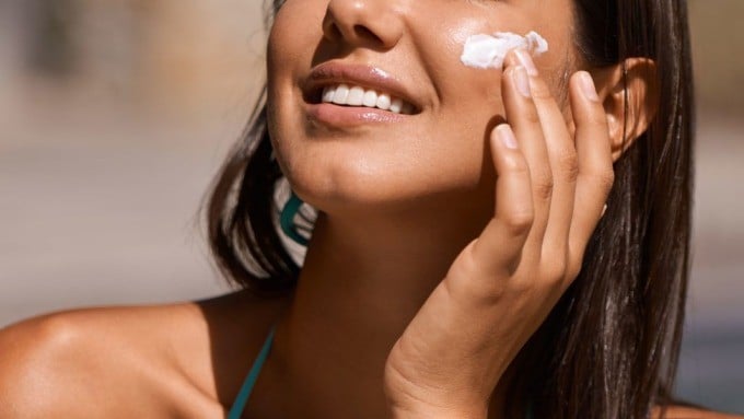 Việc thoa kem chống nắng mỗi ngày là một bước quan trọng giúp bảo vệ da khỏi tác hại của ánh nắng mặt trời