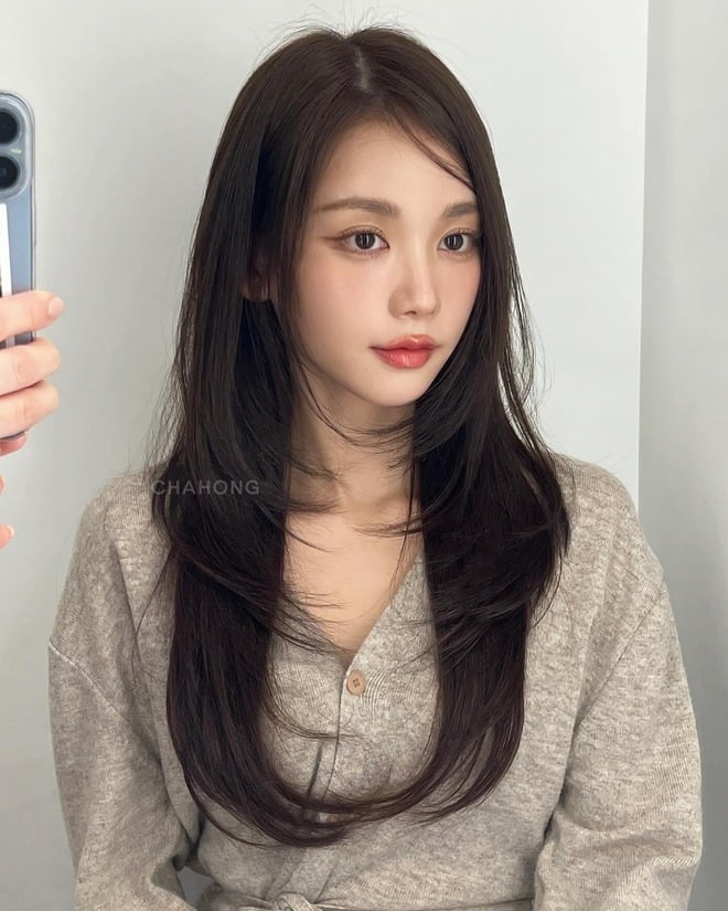 Tóc rẽ ngôi lệch là sự lựa chọn hoàn hảo để gương mặt trở nên thanh thoát hơn.