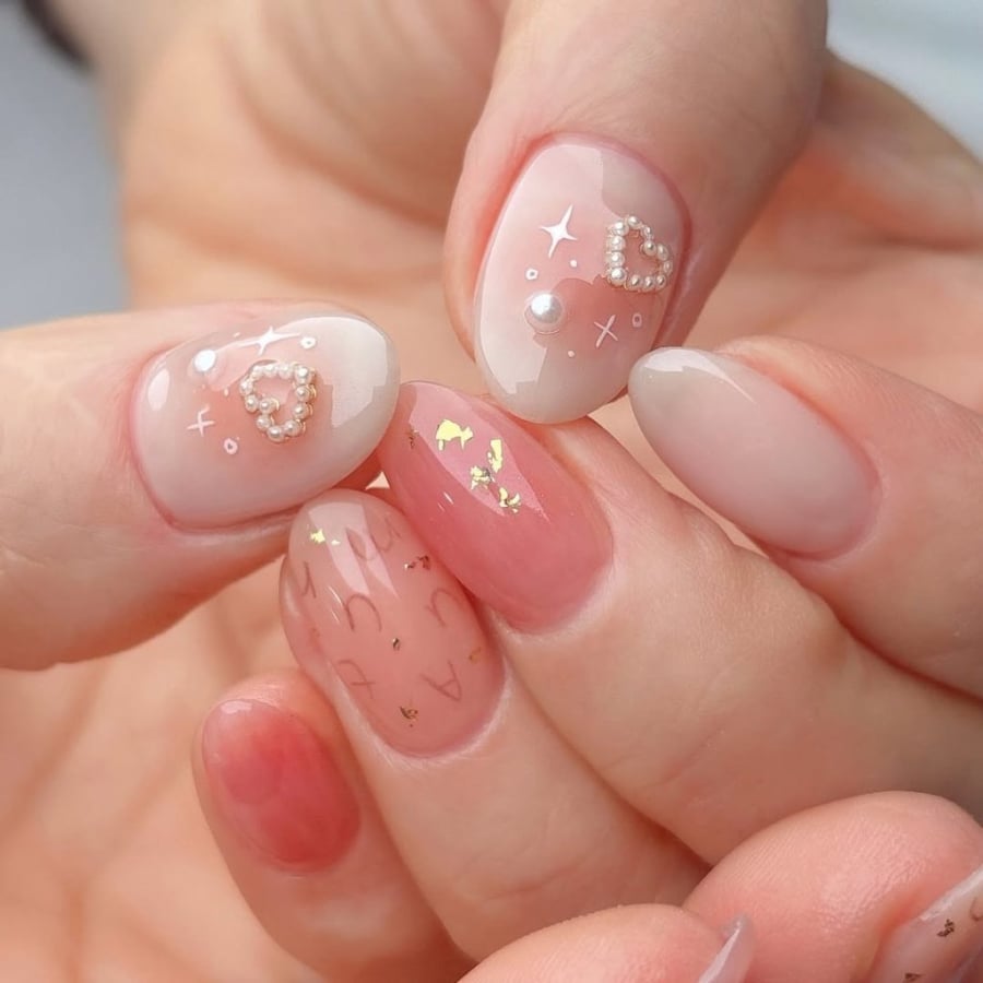 Mẫu nail này kết hợp giữa màu hồng và trắng để tạo nên một bộ móng trẻ trung