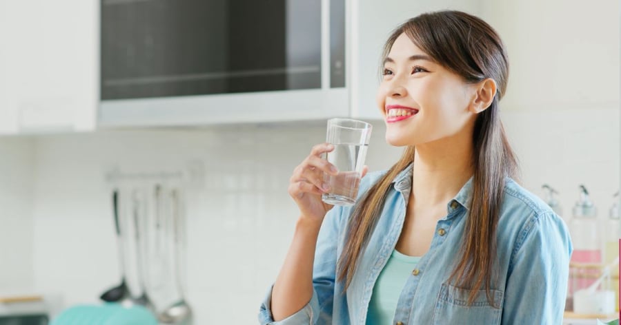 Việc uống đủ nước không chỉ giúp cơ thể duy trì sự cân bằng nước mà còn có tác dụng giảm cảm giác đói