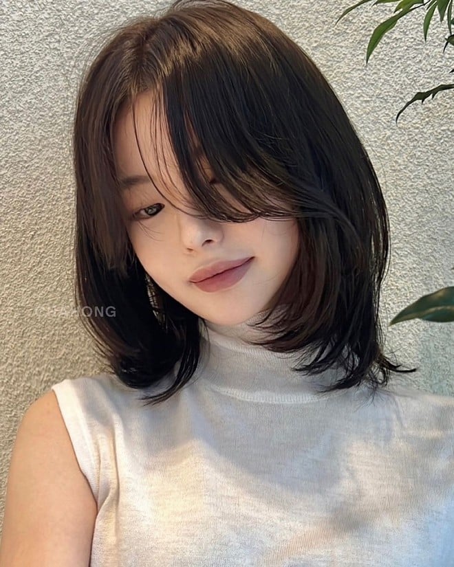 Nếu không thích tóc quá ngắn, kiểu tóc ngang vai sẽ là gợi ý lý tưởng.