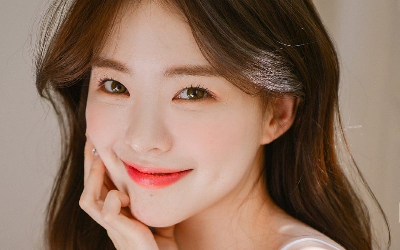 Phong cách này đặc biệt phù hợp khi phối cùng các mẫu áo dài màu trắng, kem hoặc pastel nhẹ nhàng.