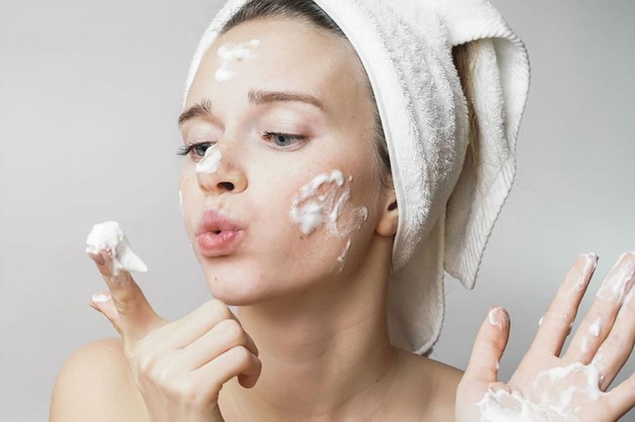 Tẩy da chết giúp loại bỏ các tế bào chết trên bề mặt da, giúp da trở nên mịn màng và sáng hơn