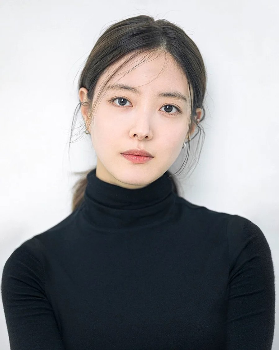 Một mẹo làm đẹp nữa của Lee Se Young là cô thường cho mặt nạ dưỡng da vào tủ lạnh trước khi sử dụng