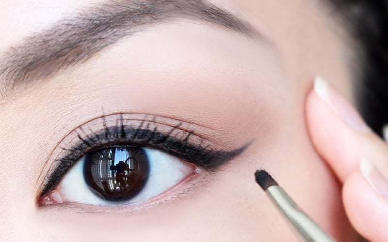 Ngoài kỹ thuật kẻ eyeliner, việc chọn đúng sản phẩm cũng rất quan trọng.