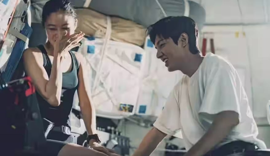 Gong Hyo Jin duy trì thói quen uống hơn 2 lít nước mỗi ngày để thúc đẩy quá trình lưu thông máu.