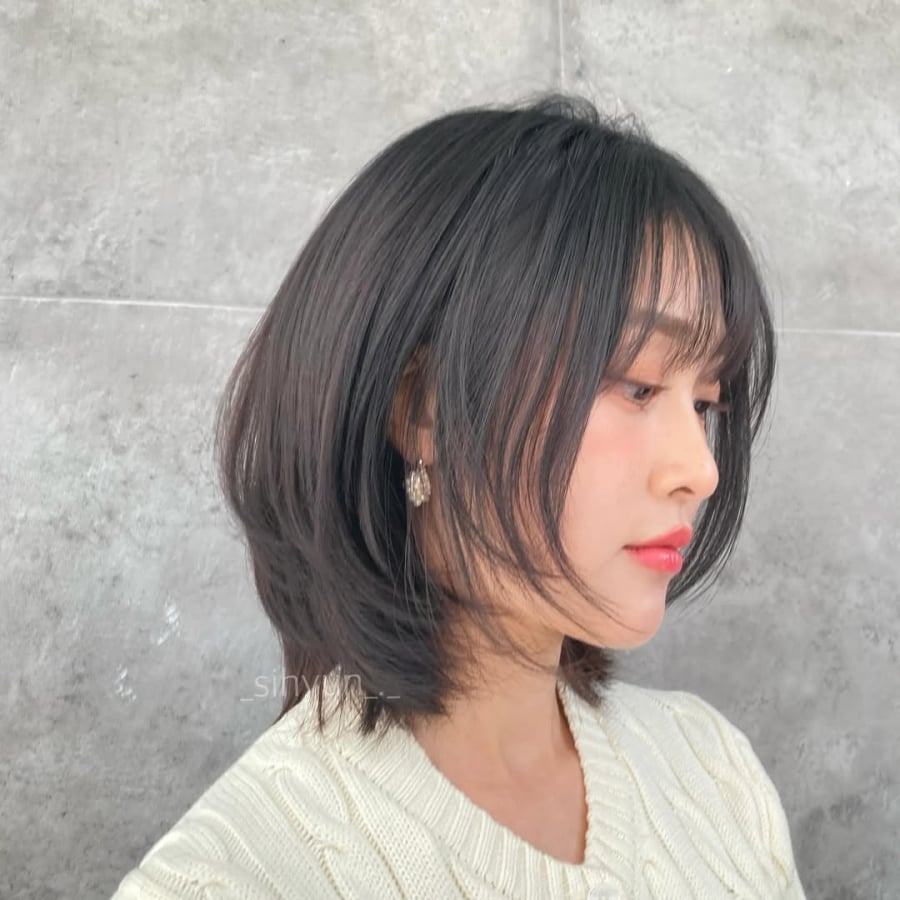 Khi kết hợp với uốn cụp phần đuôi, kiểu tóc này trở nên thanh lịch và ngọt ngào hơn.