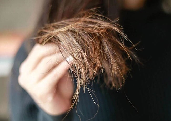 Ánh nắng mặt trời và hóa chất trong nước bể bơi có thể ảnh hưởng xấu đến tóc của bạn.
