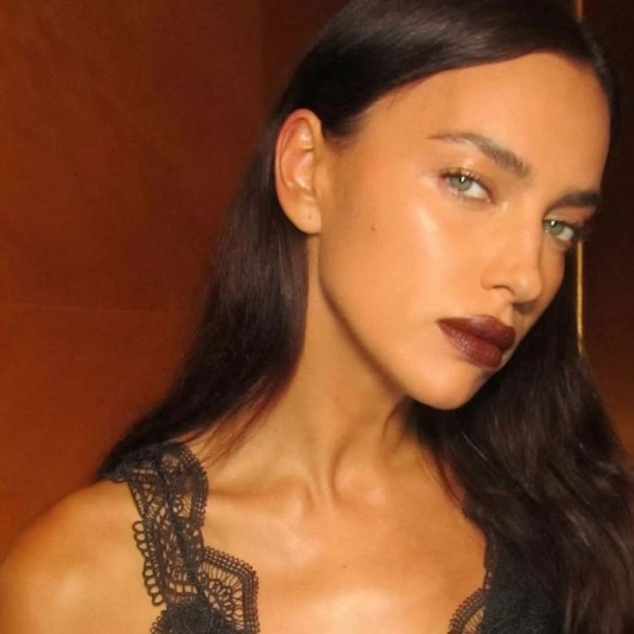 Irina Shayk không chỉ nổi bật với những đường nét hoàn hảo mà còn với làn da căng mịn, không tì vết.