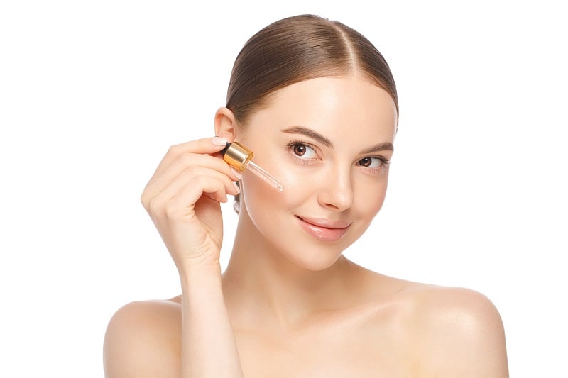 Sau tuổi 50, da sẽ bắt đầu mất đi độ đàn hồi và săn chắc, dẫn đến tình trạng da chảy xệ và nếp nhăn sâu.