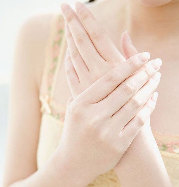 Bạn có thể sử dụng các sản phẩm tẩy tế bào chết chuyên dụng hoặc tự chế hỗn hợp từ đường và dầu dừa.
