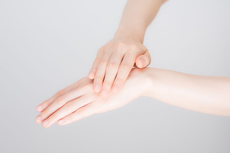 Dưỡng ẩm là bước chăm sóc thiết yếu để duy trì làn da tay mềm mại trong mùa đông.