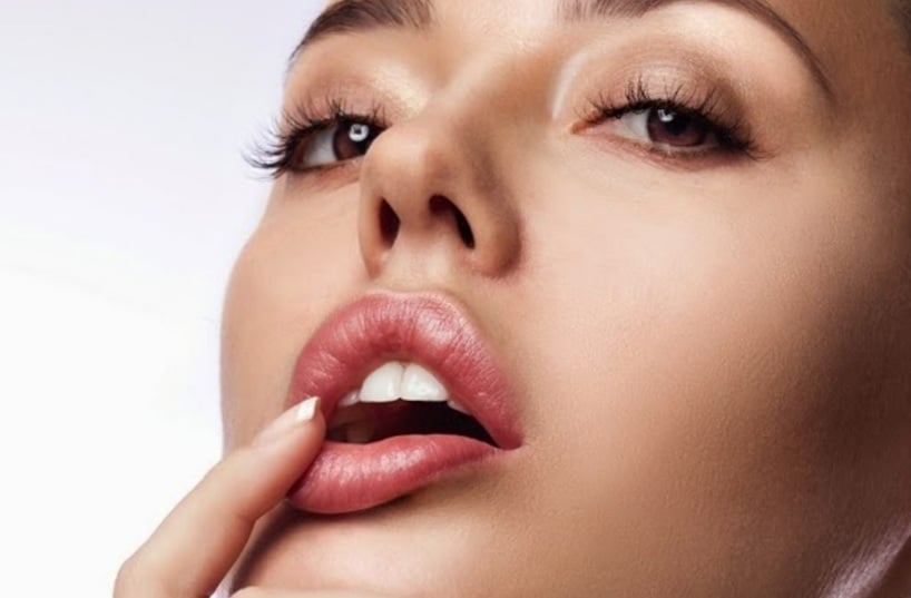 Giống như làn da mặt, môi cũng cần được loại bỏ lớp tế bào chết để trở nên mềm mại và mịn màng hơn.
