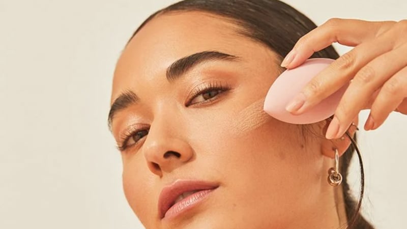 Chọn kem nền hoặc các sản phẩm trang điểm có chứa thành phần dưỡng ẩm như hyaluronic acid