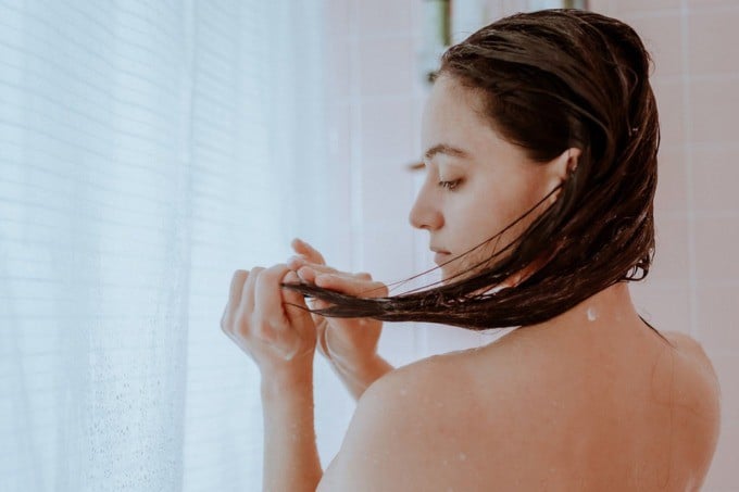 Làm sạch da đầu là bước quan trọng để giữ mái tóc bồng bềnh, suôn mượt và hạn chế tình trạng tóc nhanh bết dầu.