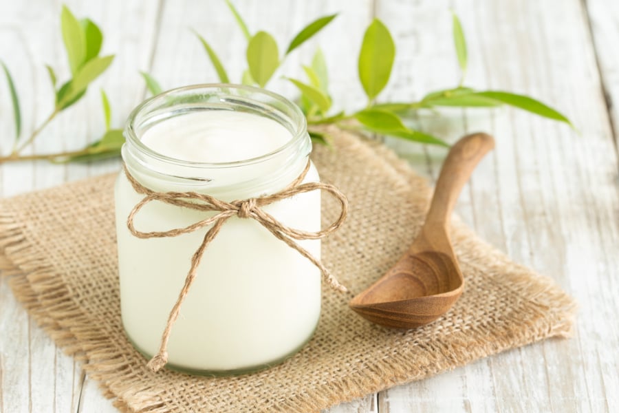 Sữa chua cũng cung cấp độ ẩm cho da nhờ chứa protein và chất béo, giúp làm mềm da và duy trì sự mượt mà.