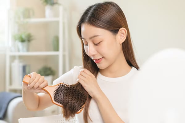 Bạn có thể dùng kẹp để giữ nếp mà không cần sử dụng nhiệt, giúp tóc luôn vào nếp suốt cả ngày.