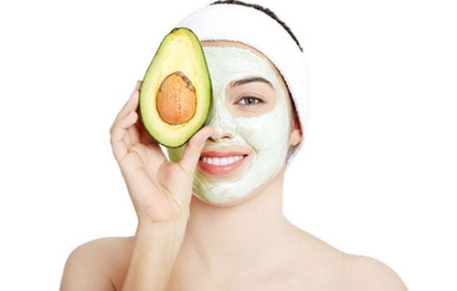 Bơ là một nguồn vitamin E tuyệt vời giúp dưỡng ẩm cho da, ngăn ngừa tình trạng khô ráp và bảo vệ da khỏi tác hại của các gốc tự do.