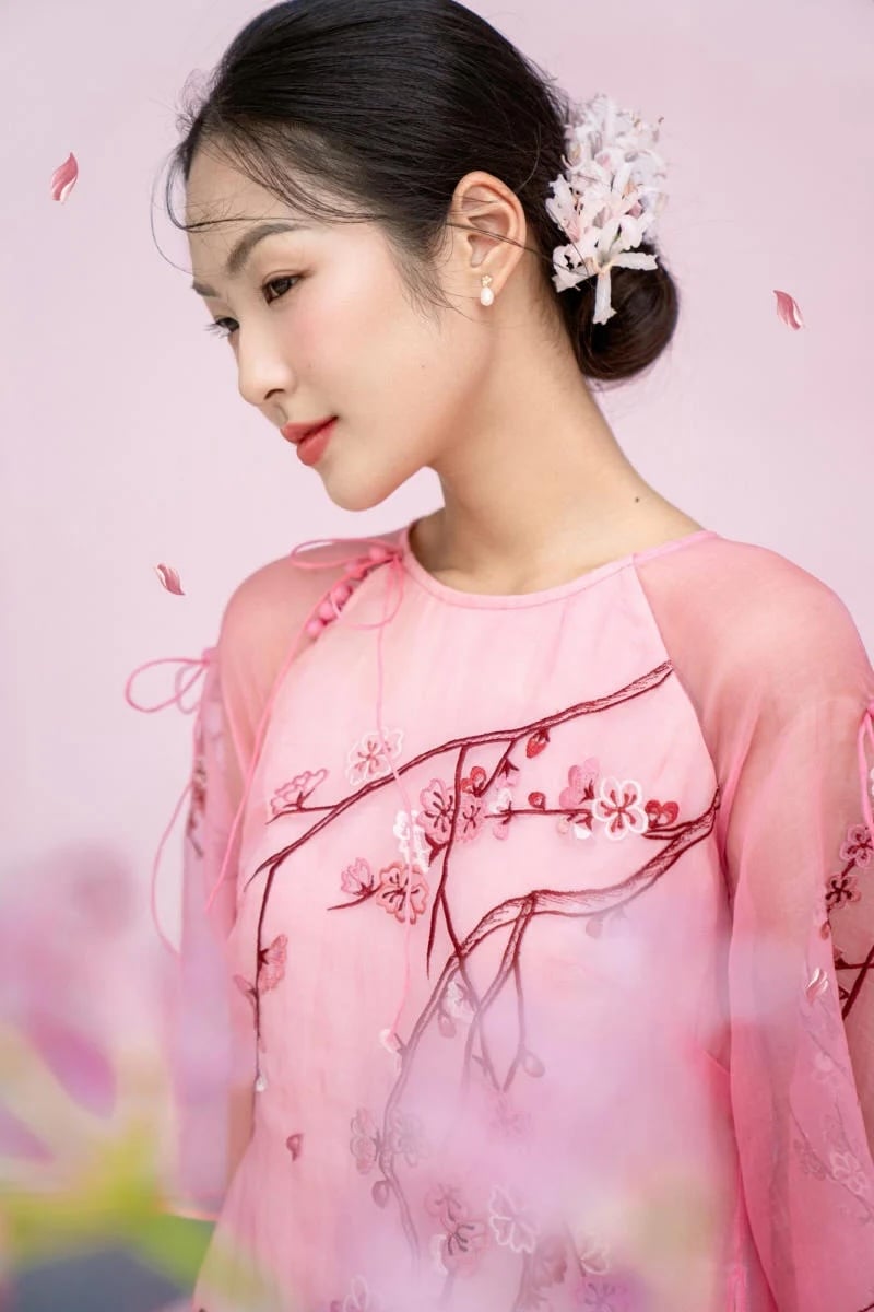 Kiểu tóc búi gọn gàng này sẽ mang đến cho bạn vẻ ngoài thật tinh tế và chăm chút