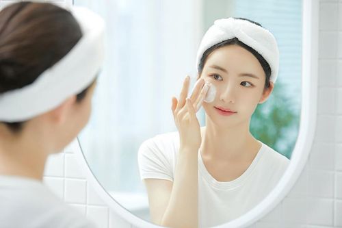 Hãy chọn loại kem chống nắng có chỉ số SPF phù hợp và thoa đều lên mặt và các vùng da dễ bị ảnh hưởng khi ra ngoài