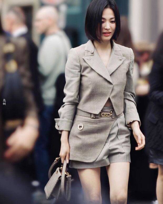 Song Hye Kyo thường xuyên xuất hiện với kiểu tóc này trong các bộ phim lẫn ngoài đời thực,