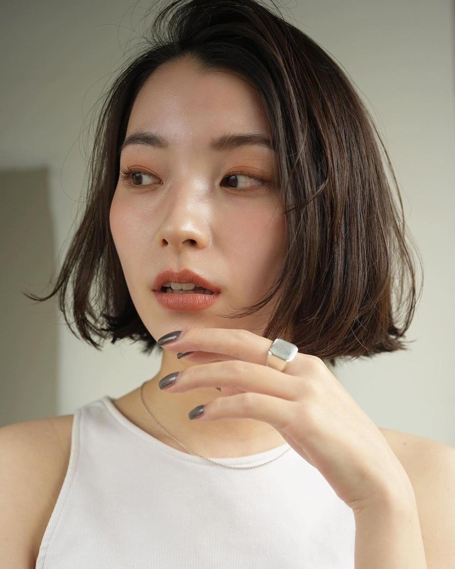 Kiểu tóc này cũng không đòi hỏi quá nhiều thời gian chăm sóc, chỉ cần tạo ngôi lệch là bạn đã có một diện mạo thanh thoát, nổi bật.