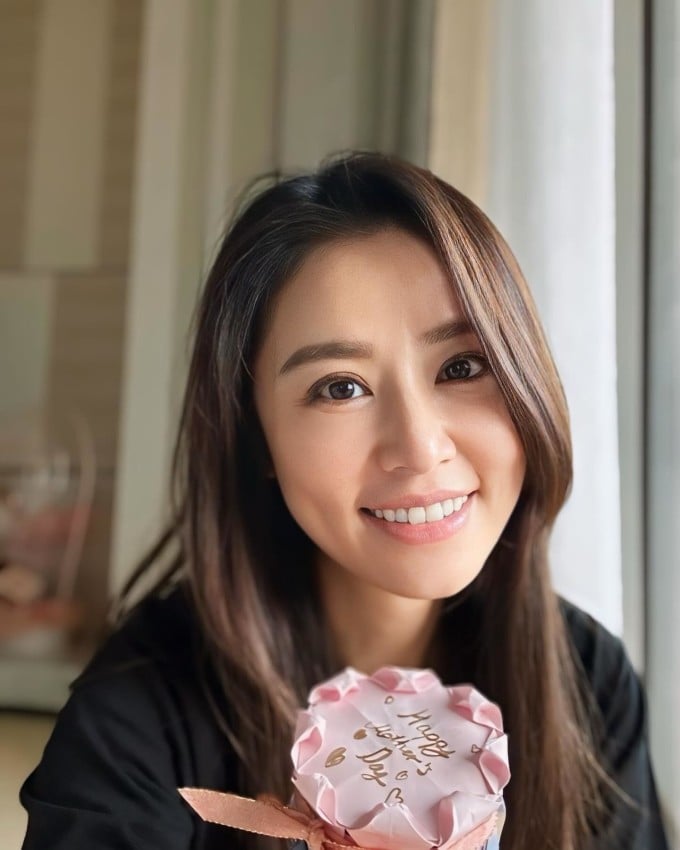 Ở tuổi 48, Lâm Tâm Như vẫn duy trì làn da mịn màng và săn chắc nhờ vào thói quen uống nước đậu đen.