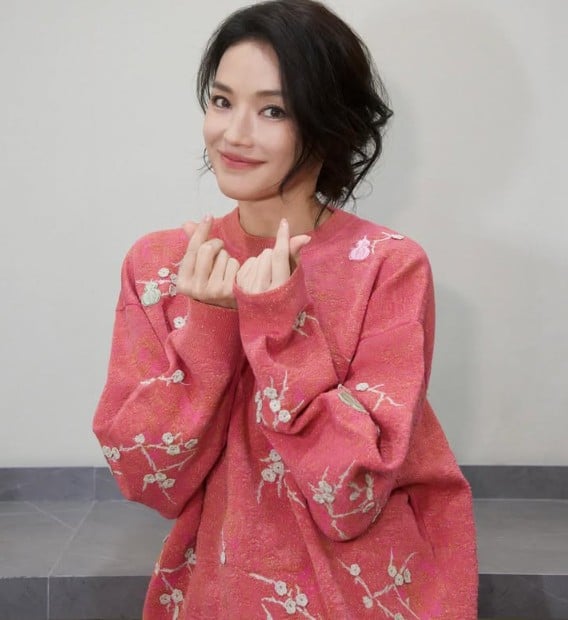 Thư Kỳ, dù đã gần 50 tuổi, vẫn giữ được làn da tươi sáng và vóc dáng cân đối