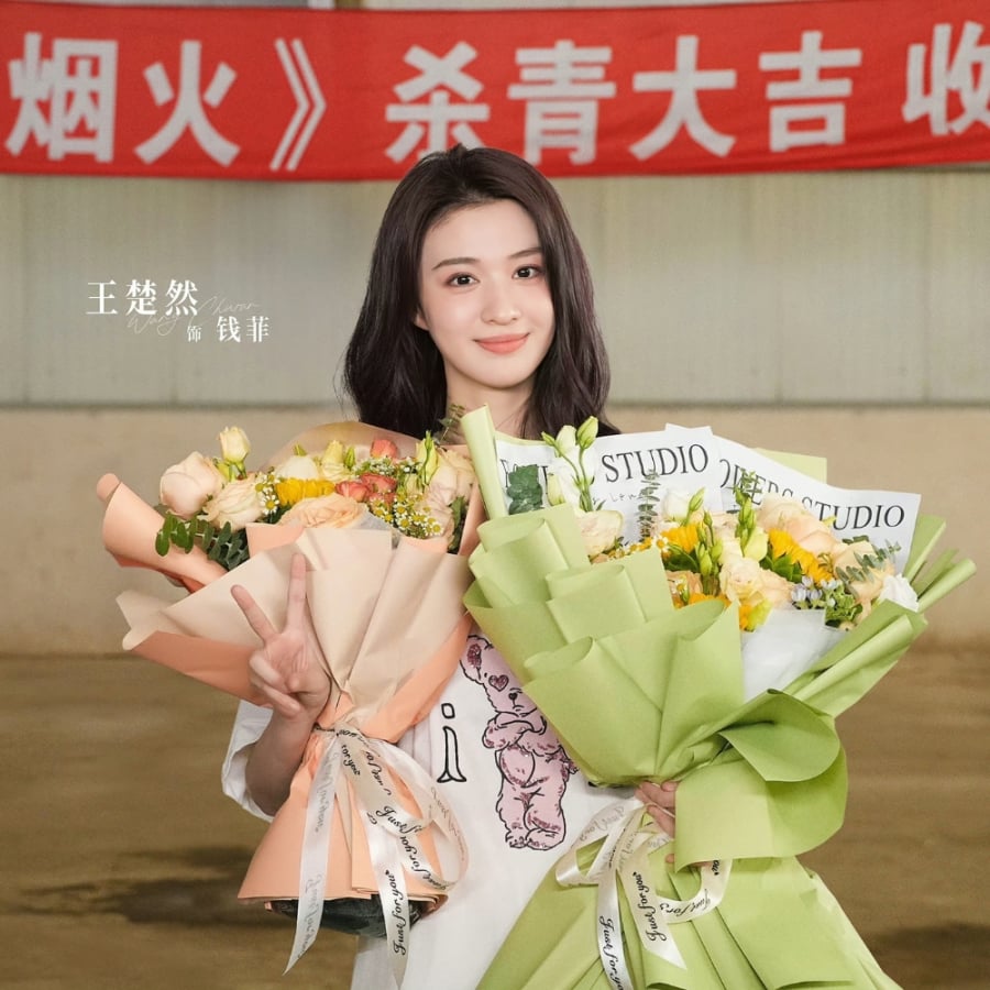 Với trang phục công sở, Vương Sở Nhiên luôn chọn những kiểu tóc thanh lịch