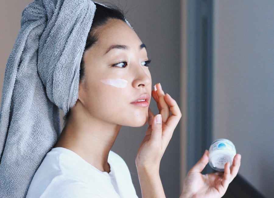 Lạnh và độ ẩm thấp dễ làm da khô.