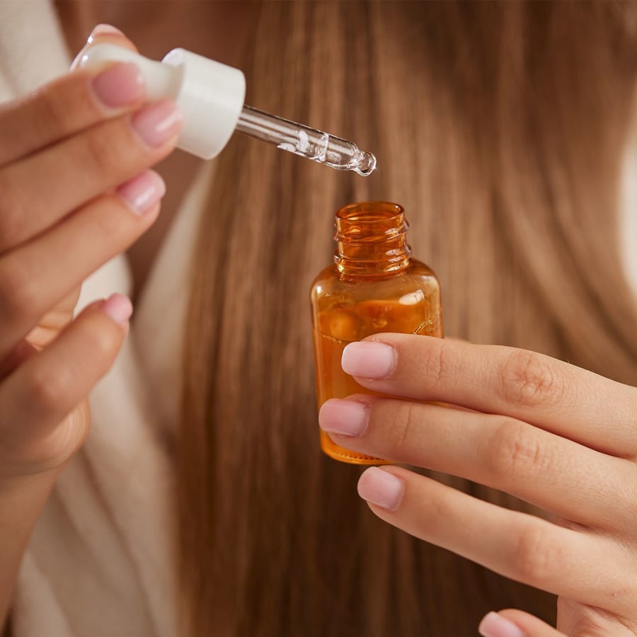 Dầu thầu dầu là một trong những phương thuốc tự nhiên phổ biến giúp thúc đẩy sự phát triển của tóc.