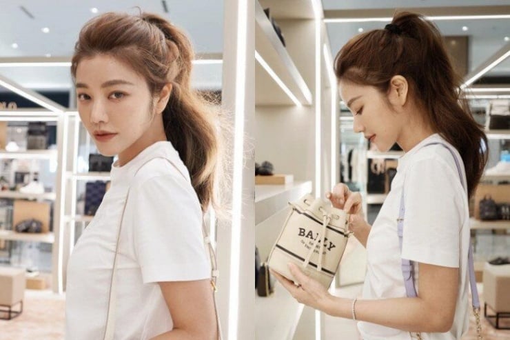 Một trong những bí quyết giúp cô trông luôn tươi mới là kiểu tóc đuôi ngựa buộc cao.