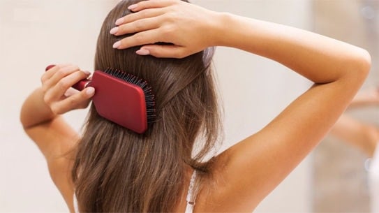 Chải tóc giúp thúc đẩy lưu thông máu ở da đầu, cung cấp dưỡng chất cho nang tóc
