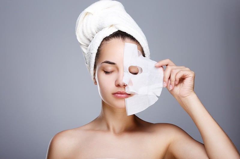 Đắp mặt nạ là cách nhanh chóng và hiệu quả để cung cấp dưỡng chất cho da, làm dịu da sau những ngày trang điểm liên tục.